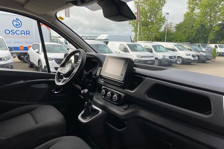 Hvid Nissan Primastar fra 2024