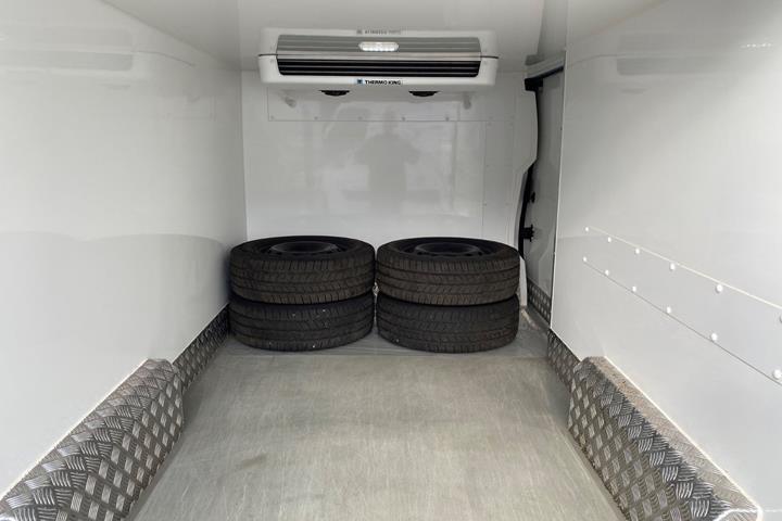 Hvid Nissan Primastar fra 2024