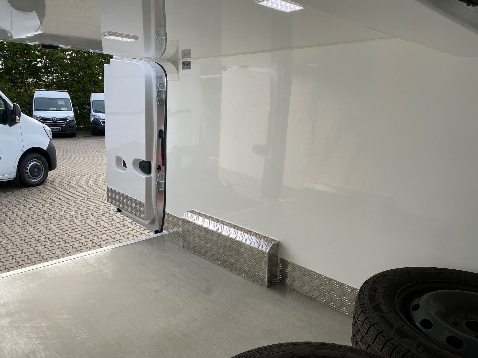 Hvid Nissan Primastar fra 2024