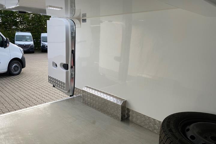 Hvid Nissan Primastar fra 2024