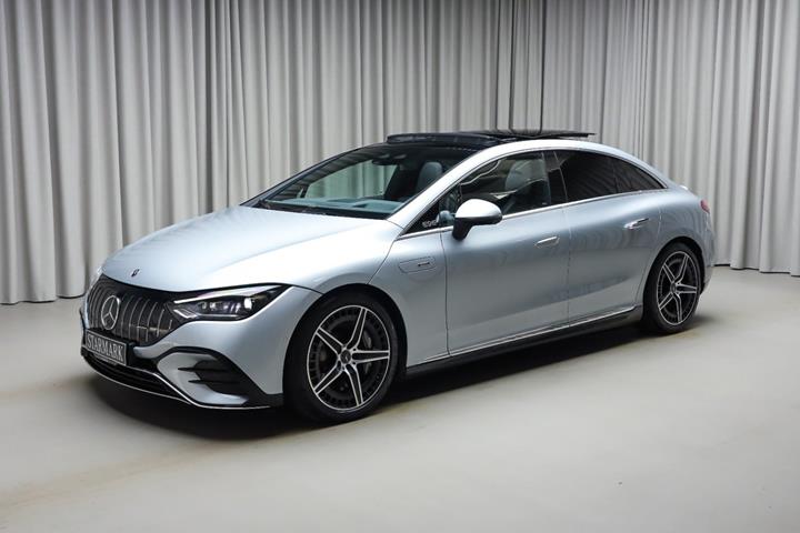 Sølv Mercedes EQE43 fra 2023