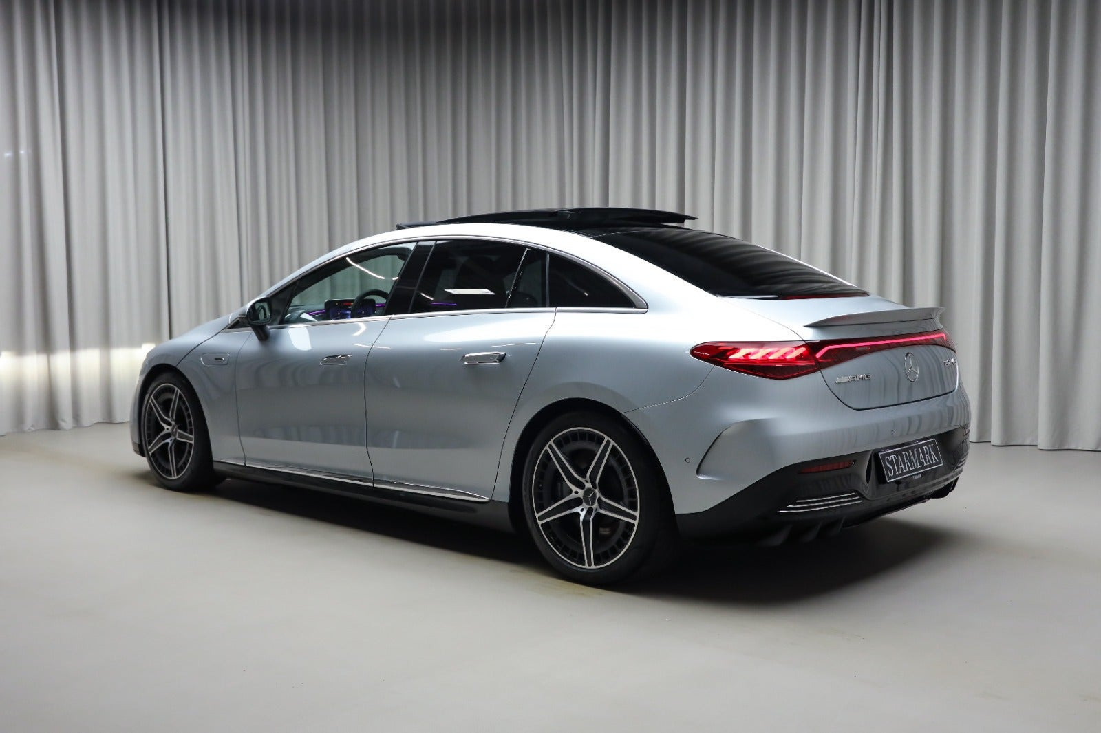 Sølv Mercedes EQE43 fra 2023