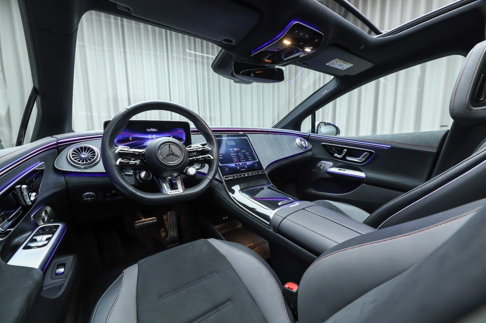 Sølv Mercedes EQE43 fra 2023