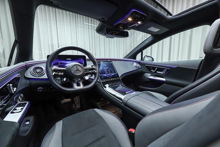 Sølv Mercedes EQE43 fra 2023