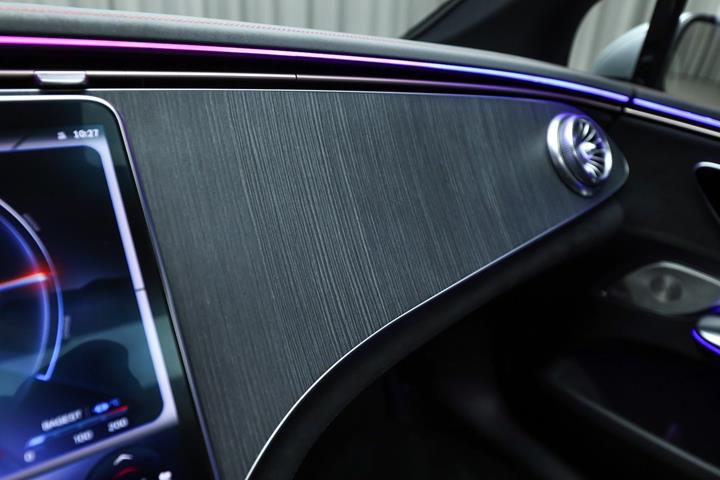 Sølv Mercedes EQE43 fra 2023