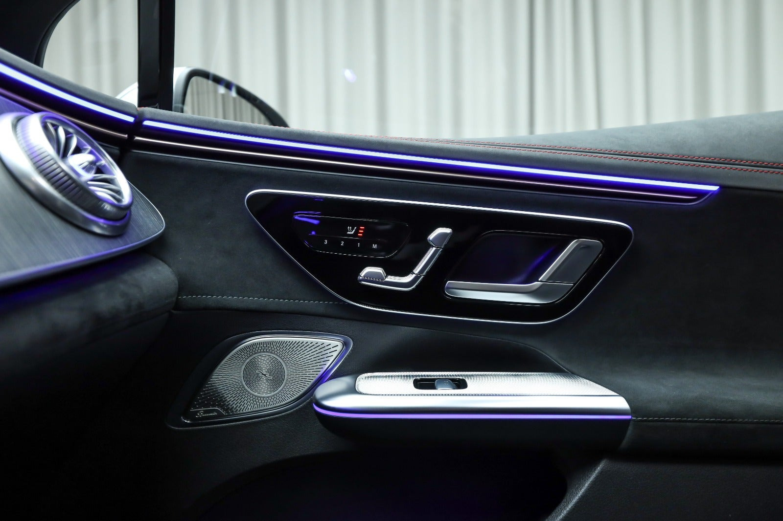 Sølv Mercedes EQE43 fra 2023