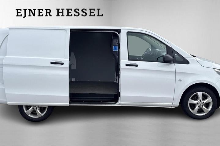 Hvid Mercedes Vito 116 fra 2023