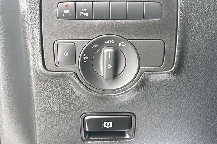Hvid Mercedes Vito 116 fra 2023