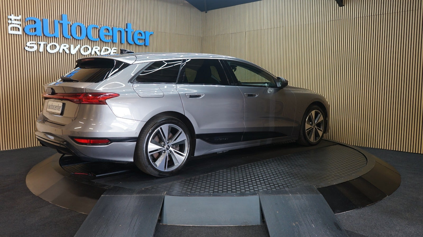 Grå Audi A6 e-tron fra 2025