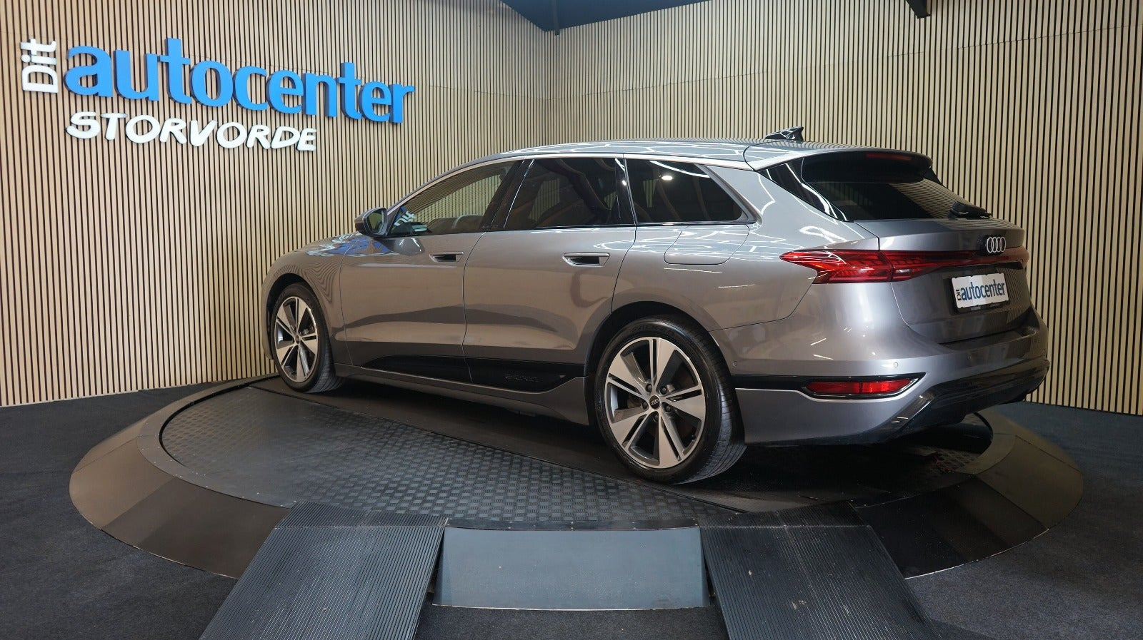 Grå Audi A6 e-tron fra 2025