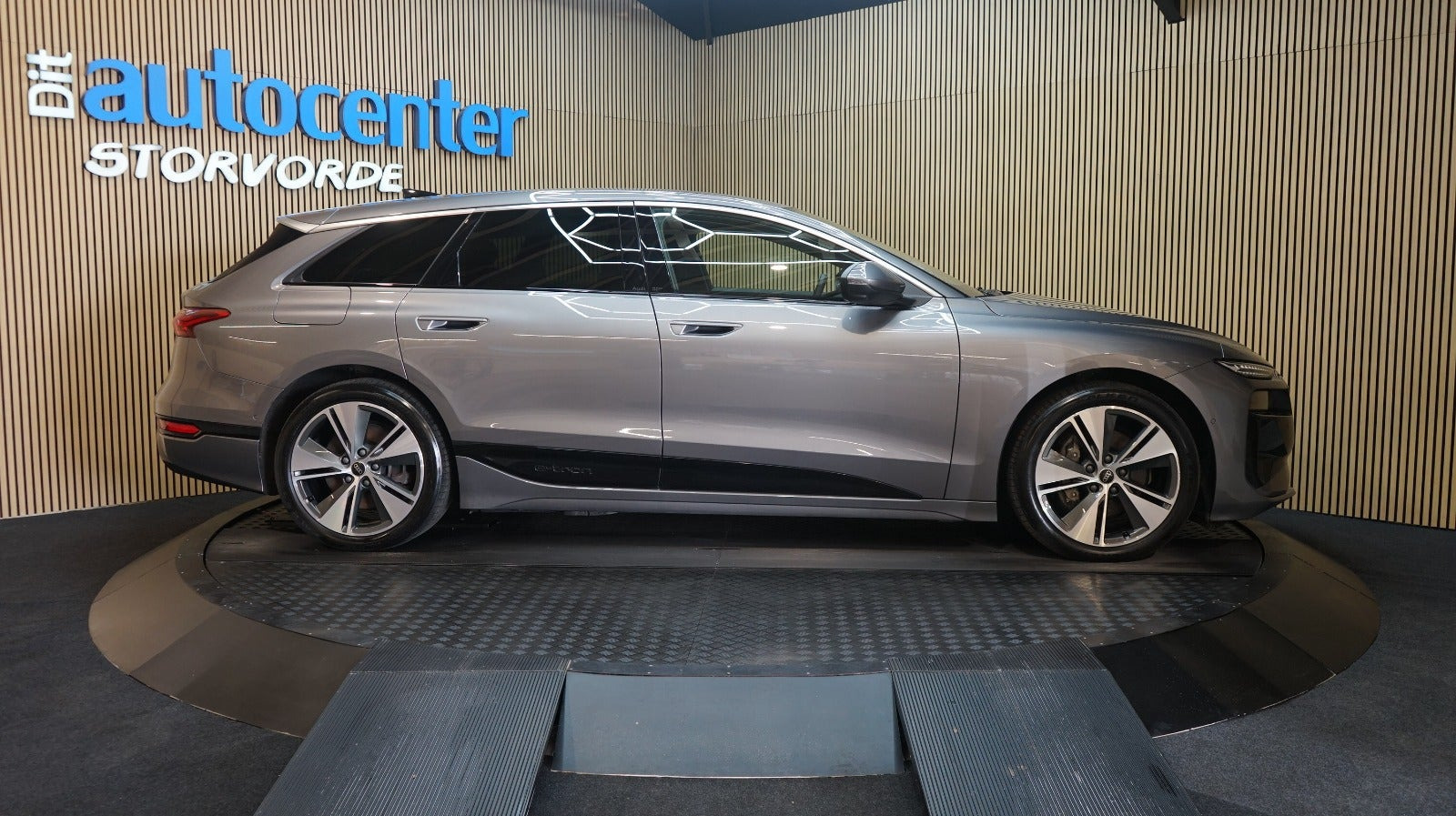 Grå Audi A6 e-tron fra 2025