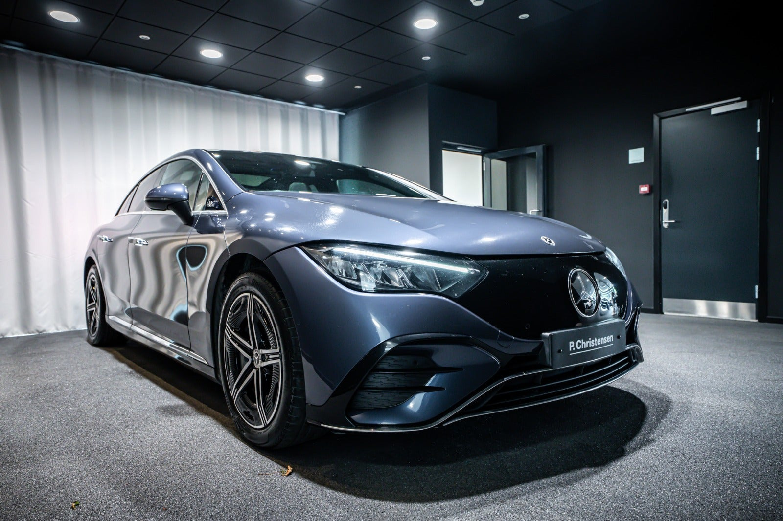 Blå Mercedes EQE350+ fra 2024