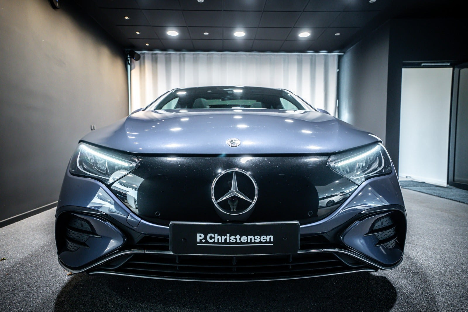 Blå Mercedes EQE350+ fra 2024