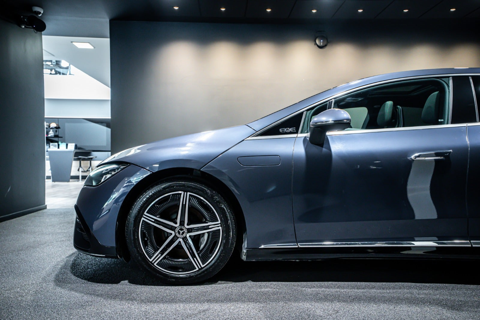 Blå Mercedes EQE350+ fra 2024