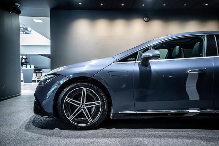 Blå Mercedes EQE350+ fra 2024