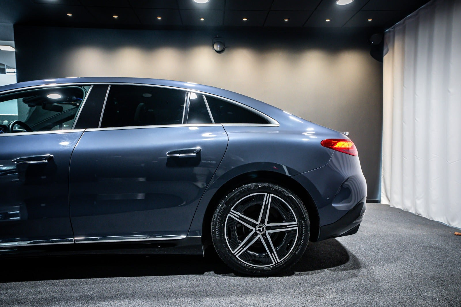 Blå Mercedes EQE350+ fra 2024