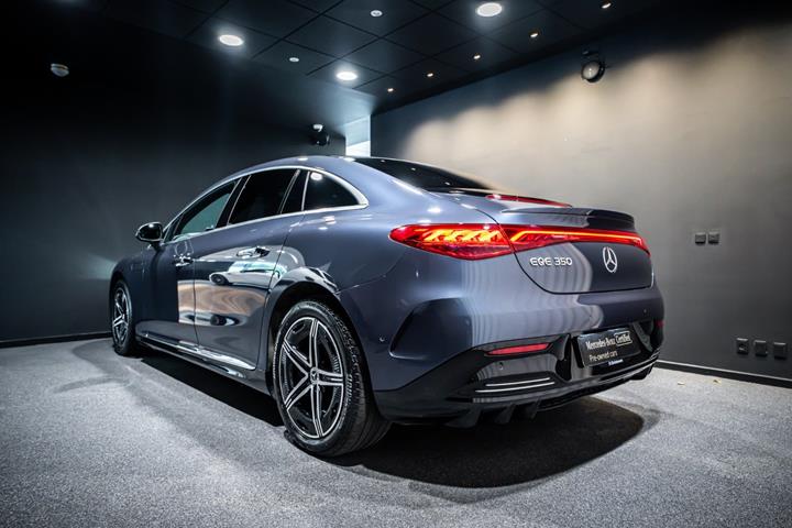 Blå Mercedes EQE350+ fra 2024