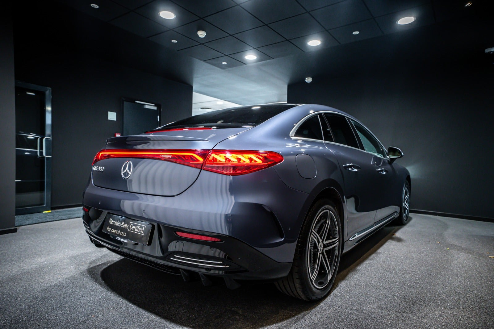 Blå Mercedes EQE350+ fra 2024