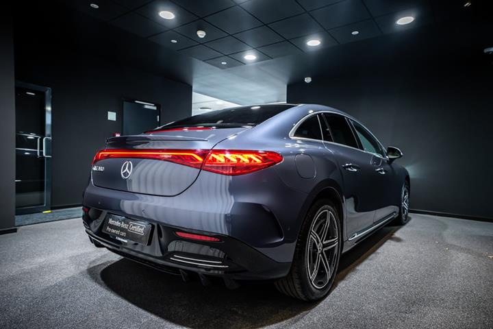 Blå Mercedes EQE350+ fra 2024
