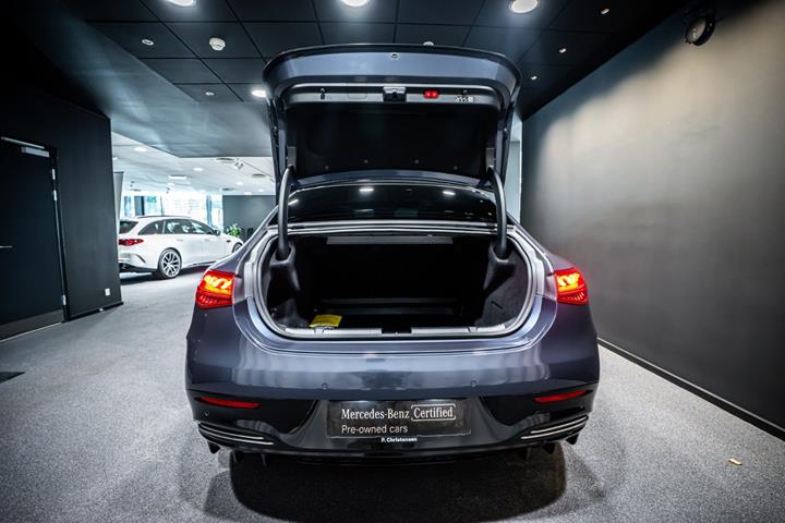 Blå Mercedes EQE350+ fra 2024