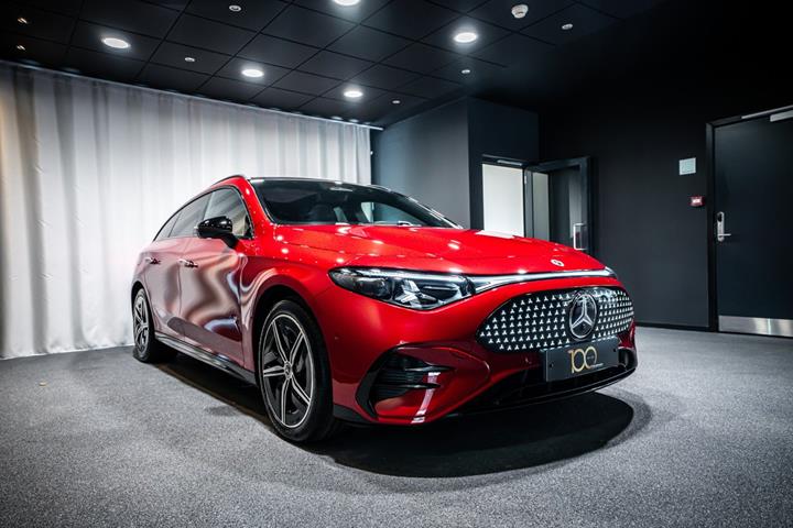 Rød Mercedes CLA250+ fra 2026