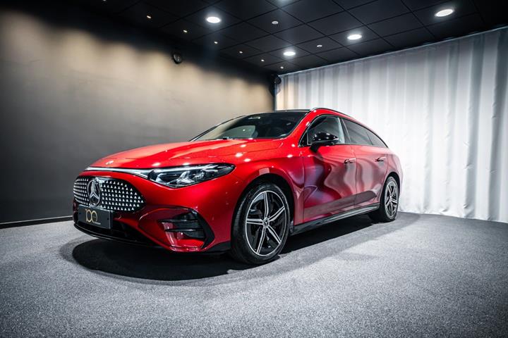 Rød Mercedes CLA250+ fra 2026 set udefra