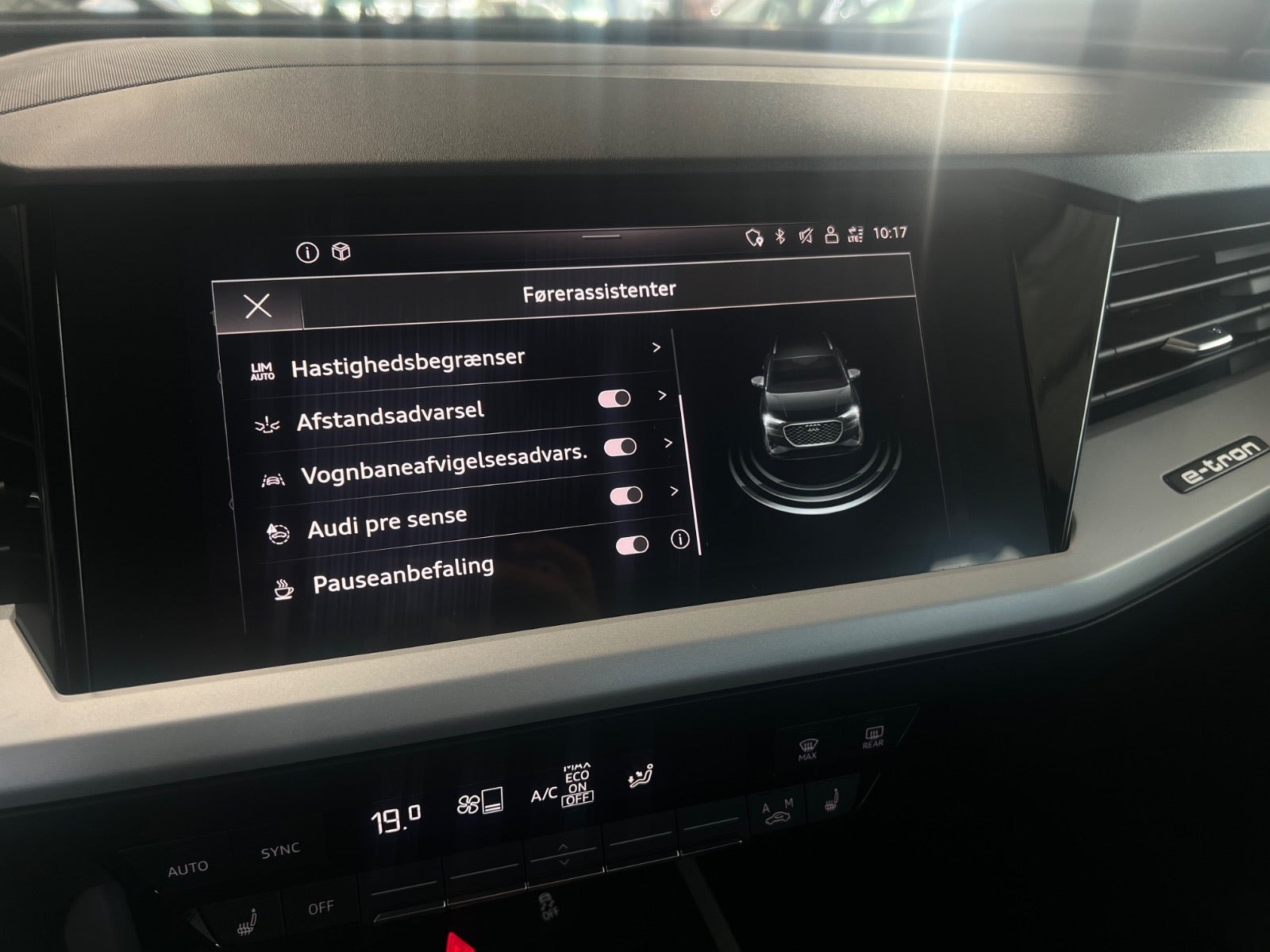 Grå Audi Q4 e-tron fra 2023