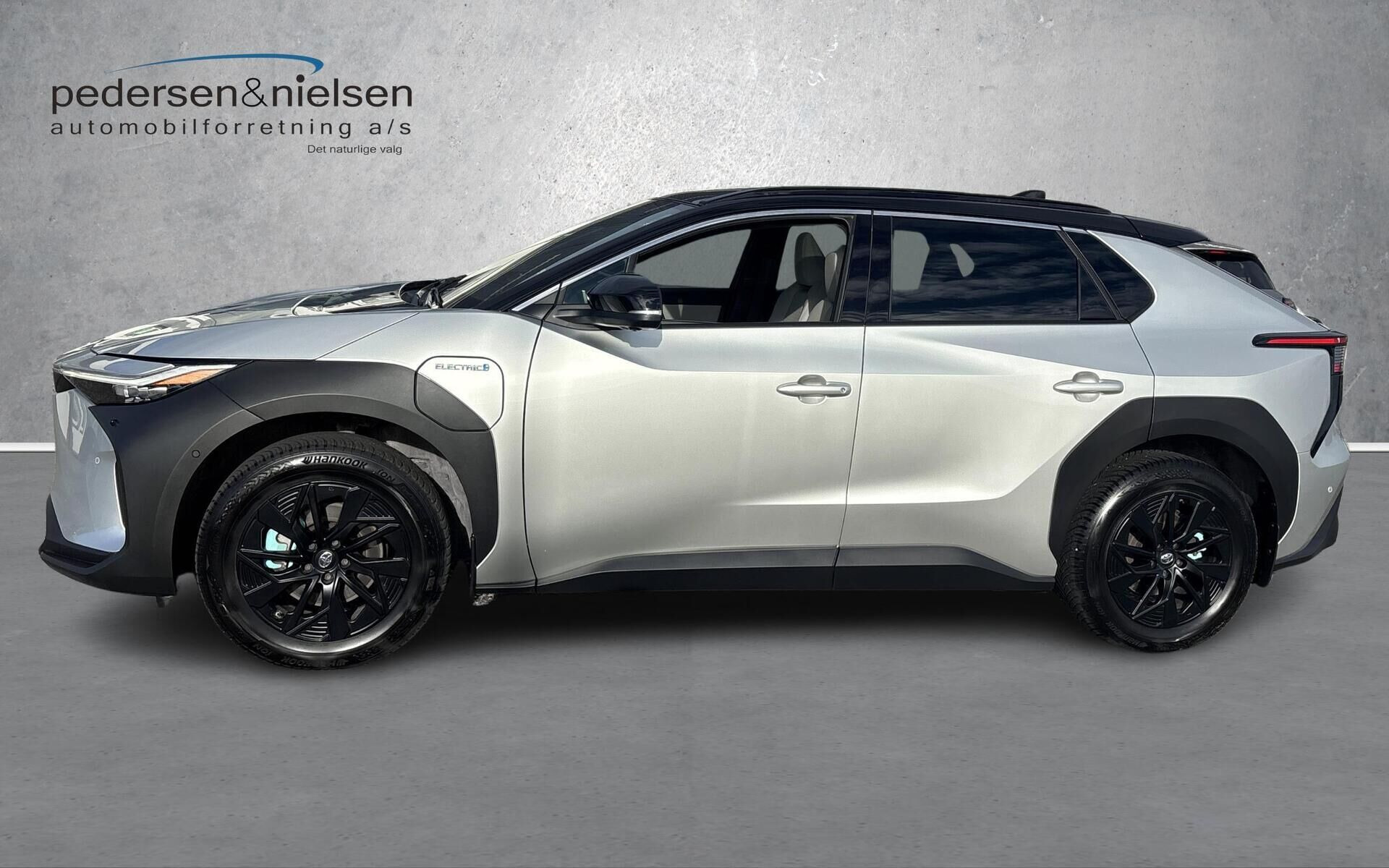 Sølv Toyota BZ4X fra 2023