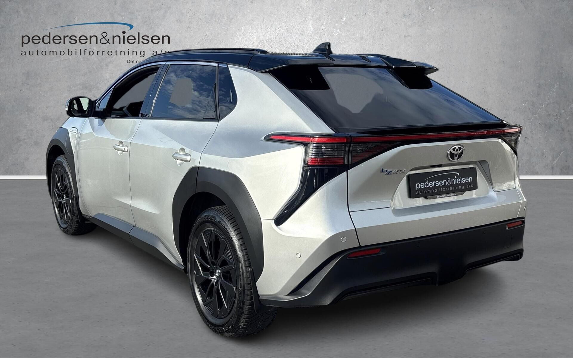 Sølv Toyota BZ4X fra 2023