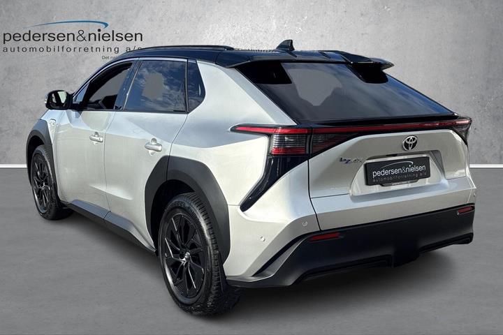 Sølv Toyota BZ4X fra 2023
