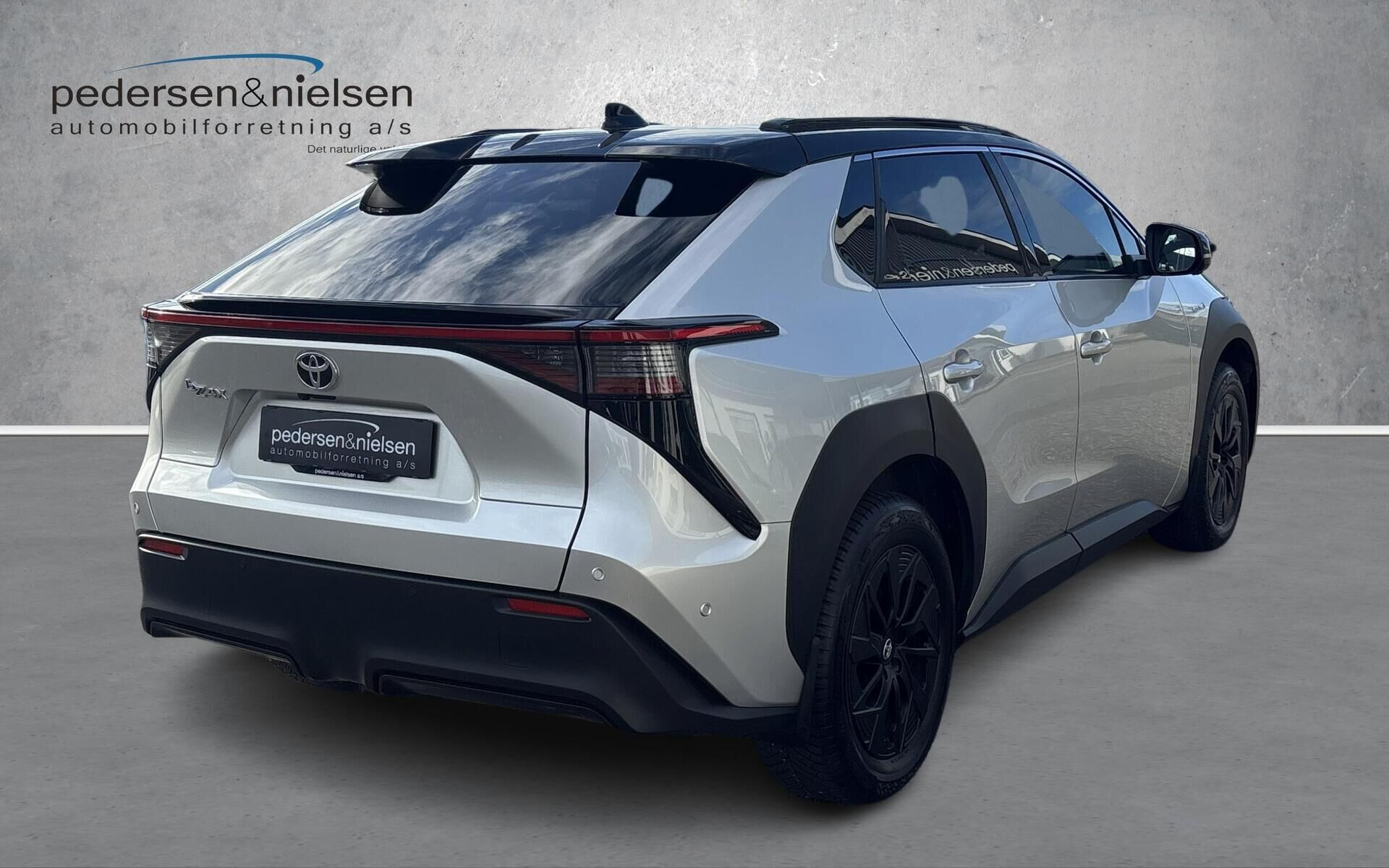Sølv Toyota BZ4X fra 2023