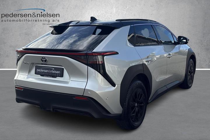 Sølv Toyota BZ4X fra 2023