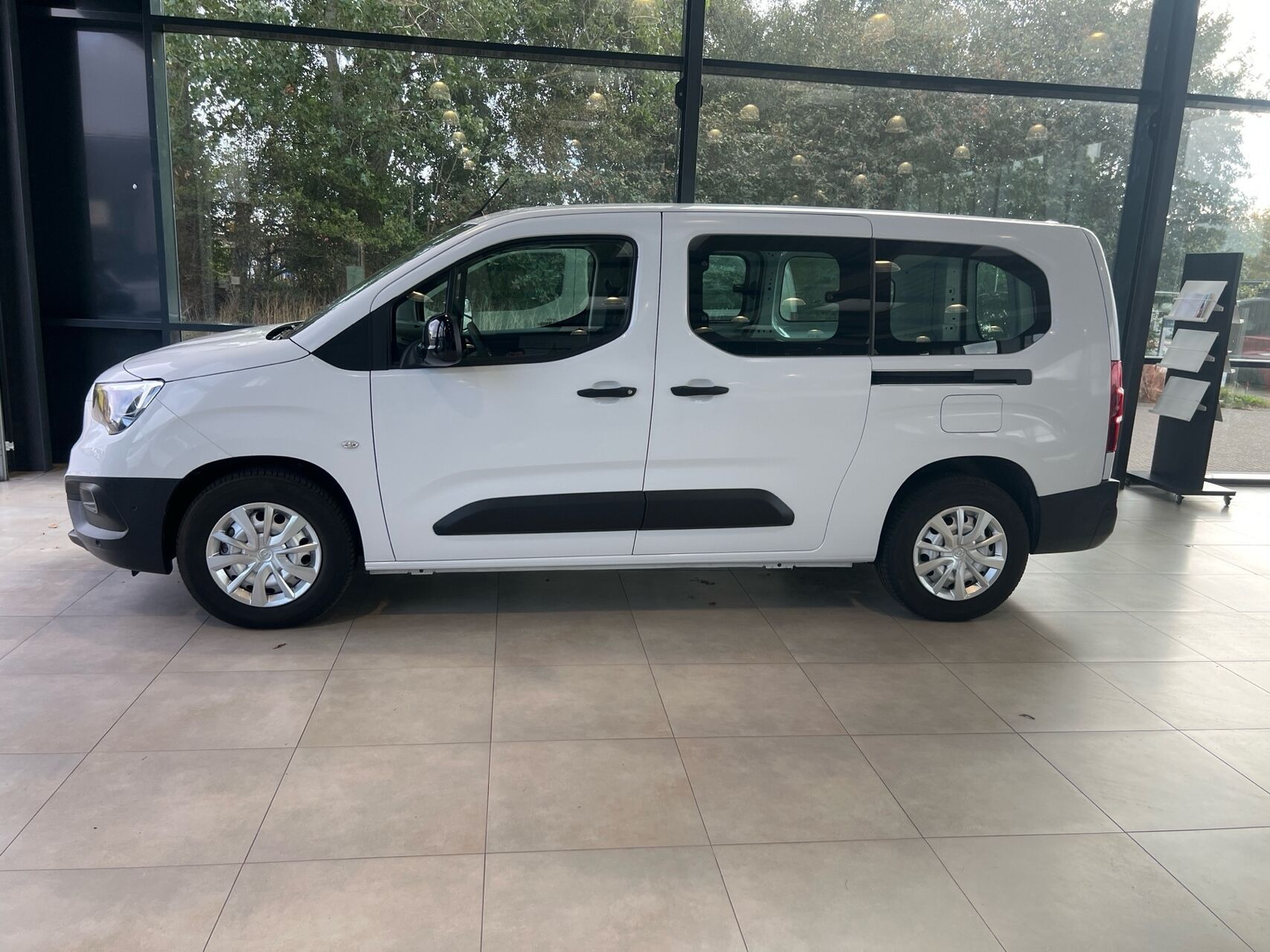 Hvid Opel Combo-e fra 2024
