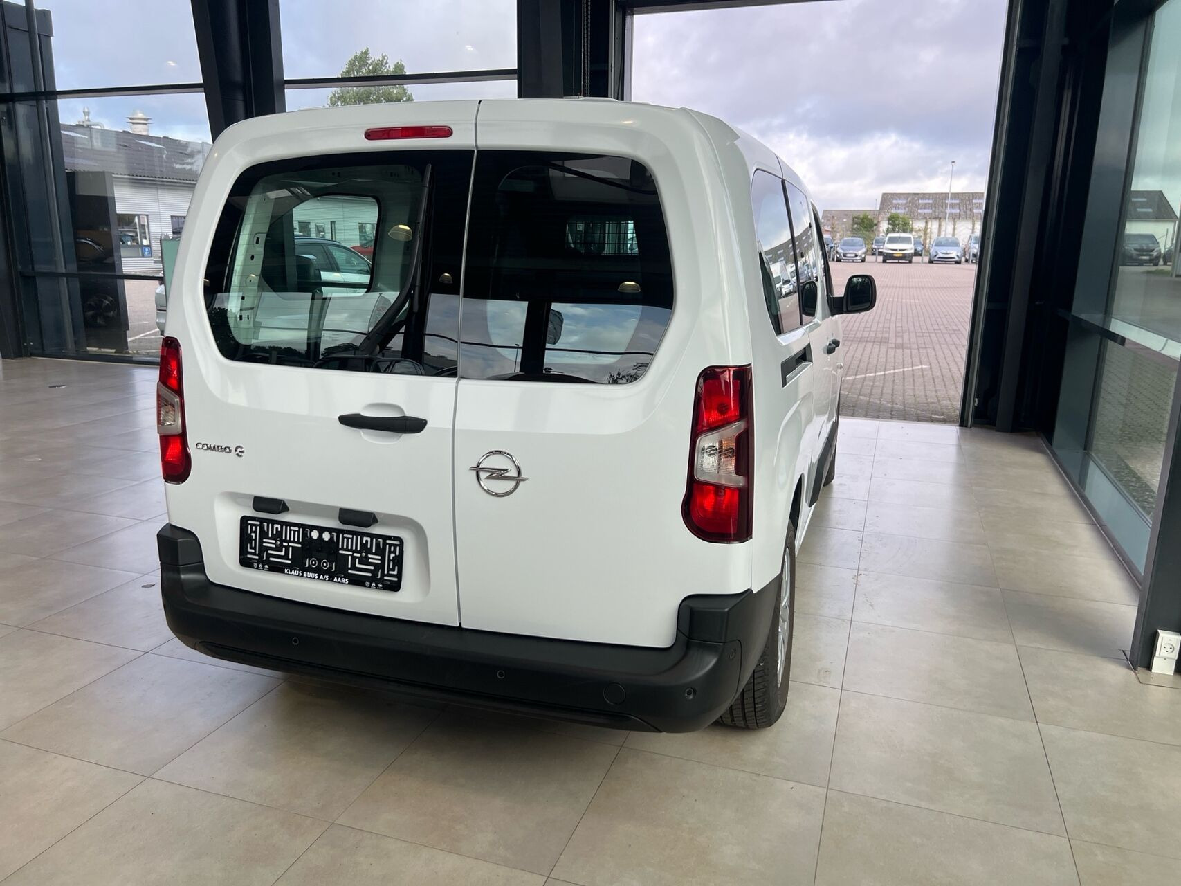 Hvid Opel Combo-e fra 2024
