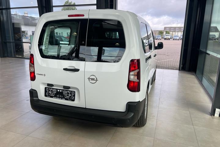 Hvid Opel Combo-e fra 2024