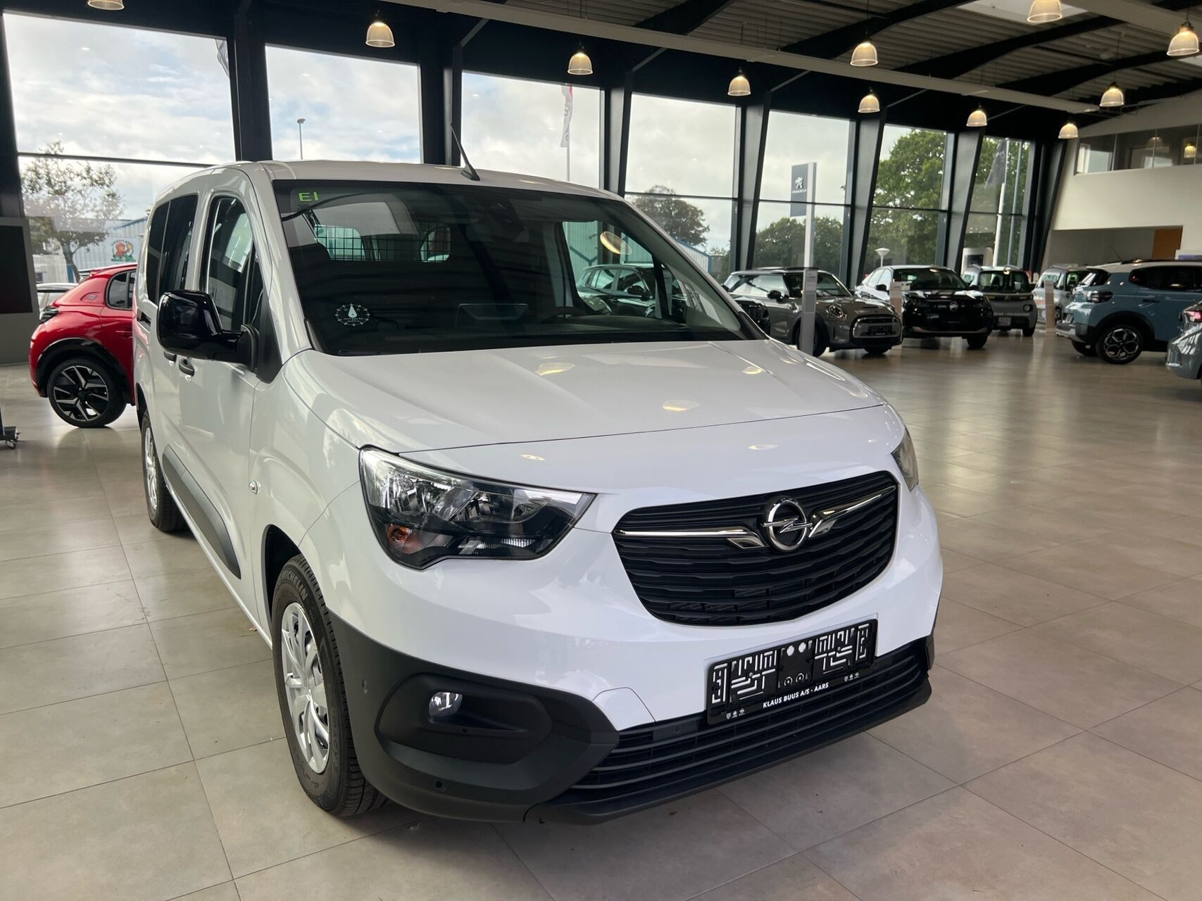 Hvid Opel Combo-e fra 2024