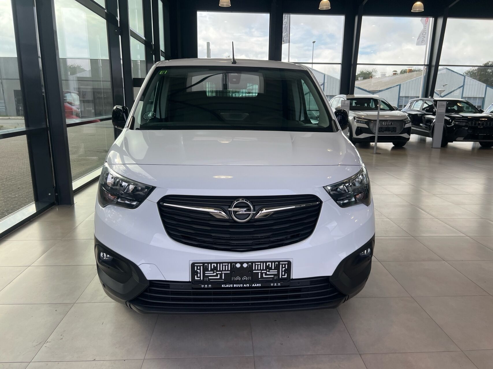 Hvid Opel Combo-e fra 2024