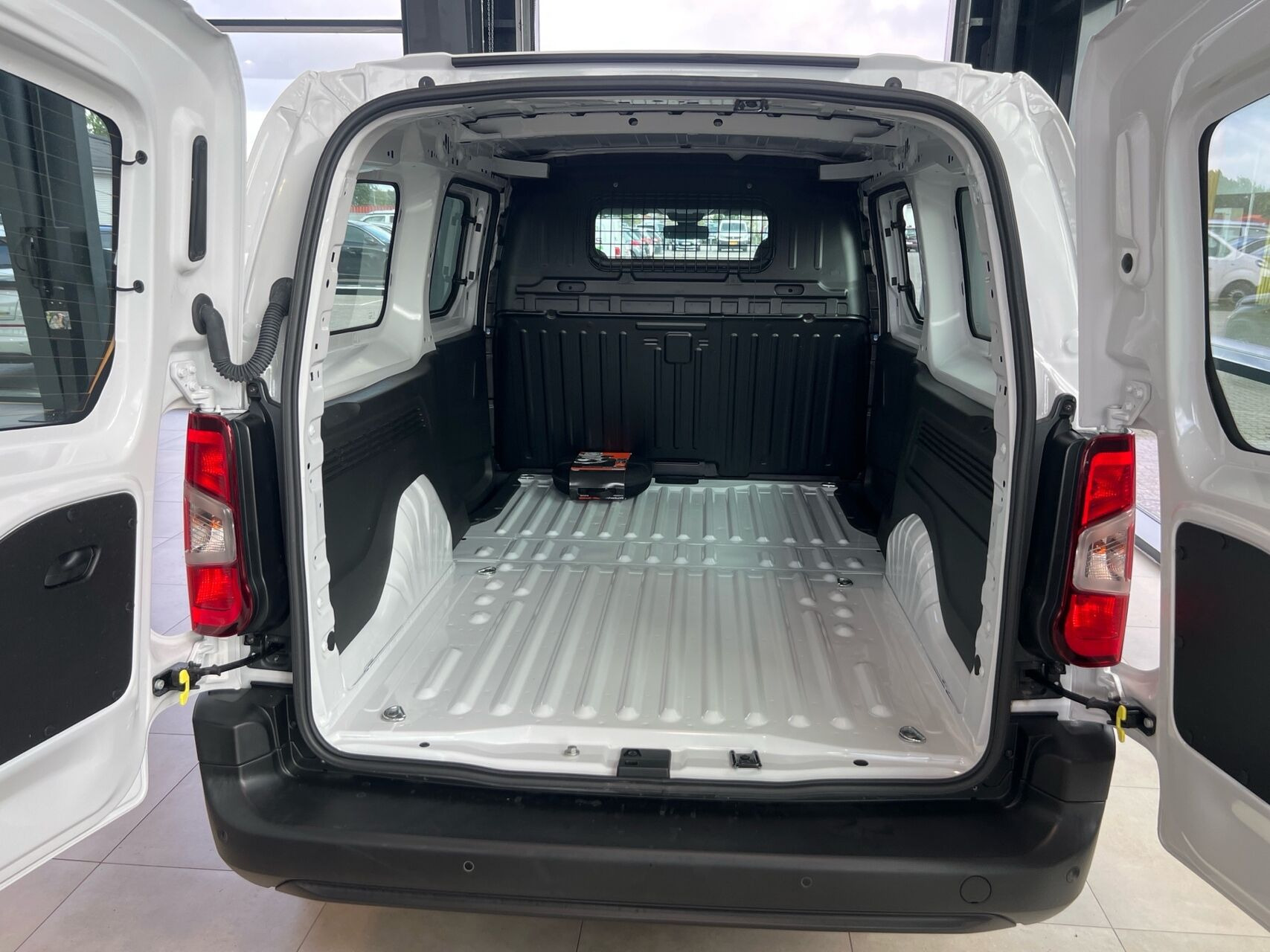 Hvid Opel Combo-e fra 2024