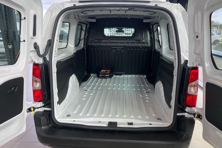 Hvid Opel Combo-e fra 2024