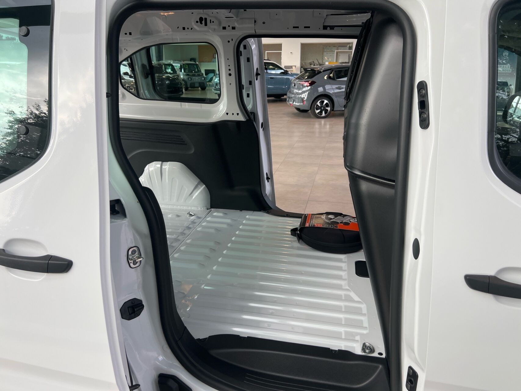 Hvid Opel Combo-e fra 2024