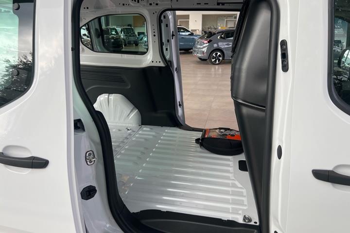 Hvid Opel Combo-e fra 2024