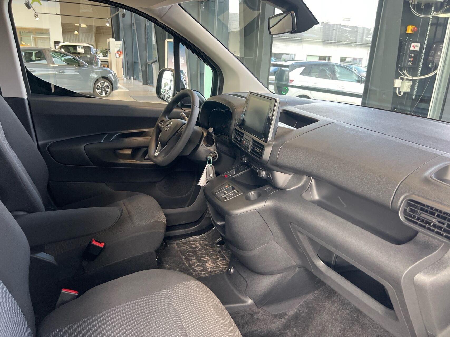 Hvid Opel Combo-e fra 2024