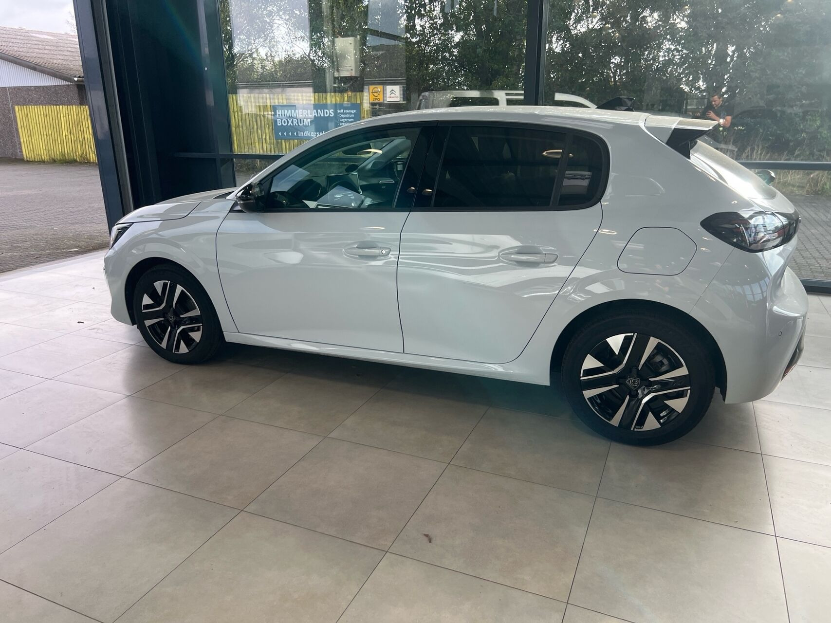 Hvid Peugeot 208 fra 2025