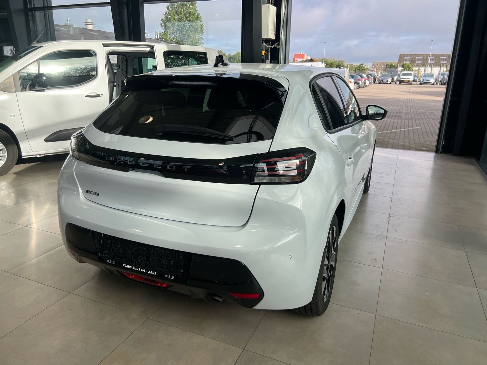 Hvid Peugeot 208 fra 2025