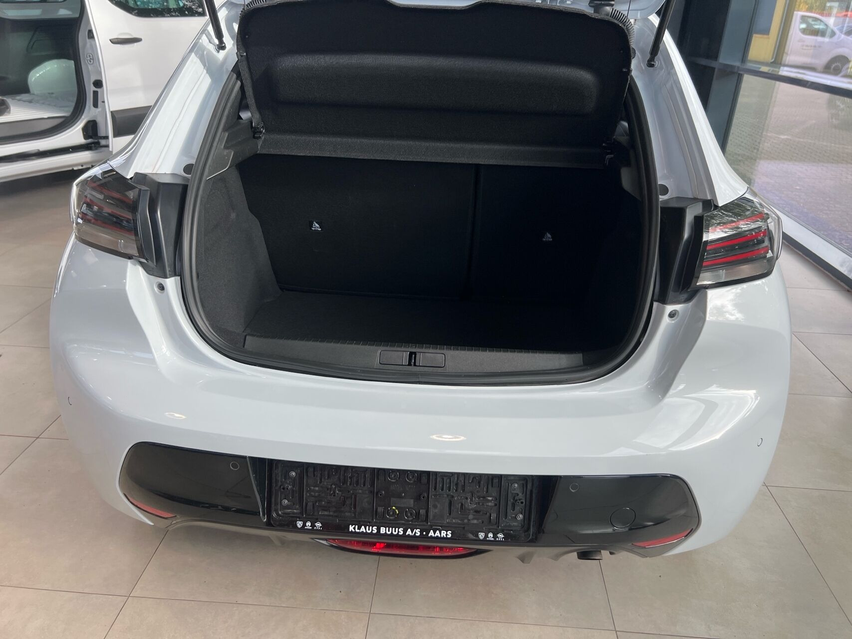 Hvid Peugeot 208 fra 2025