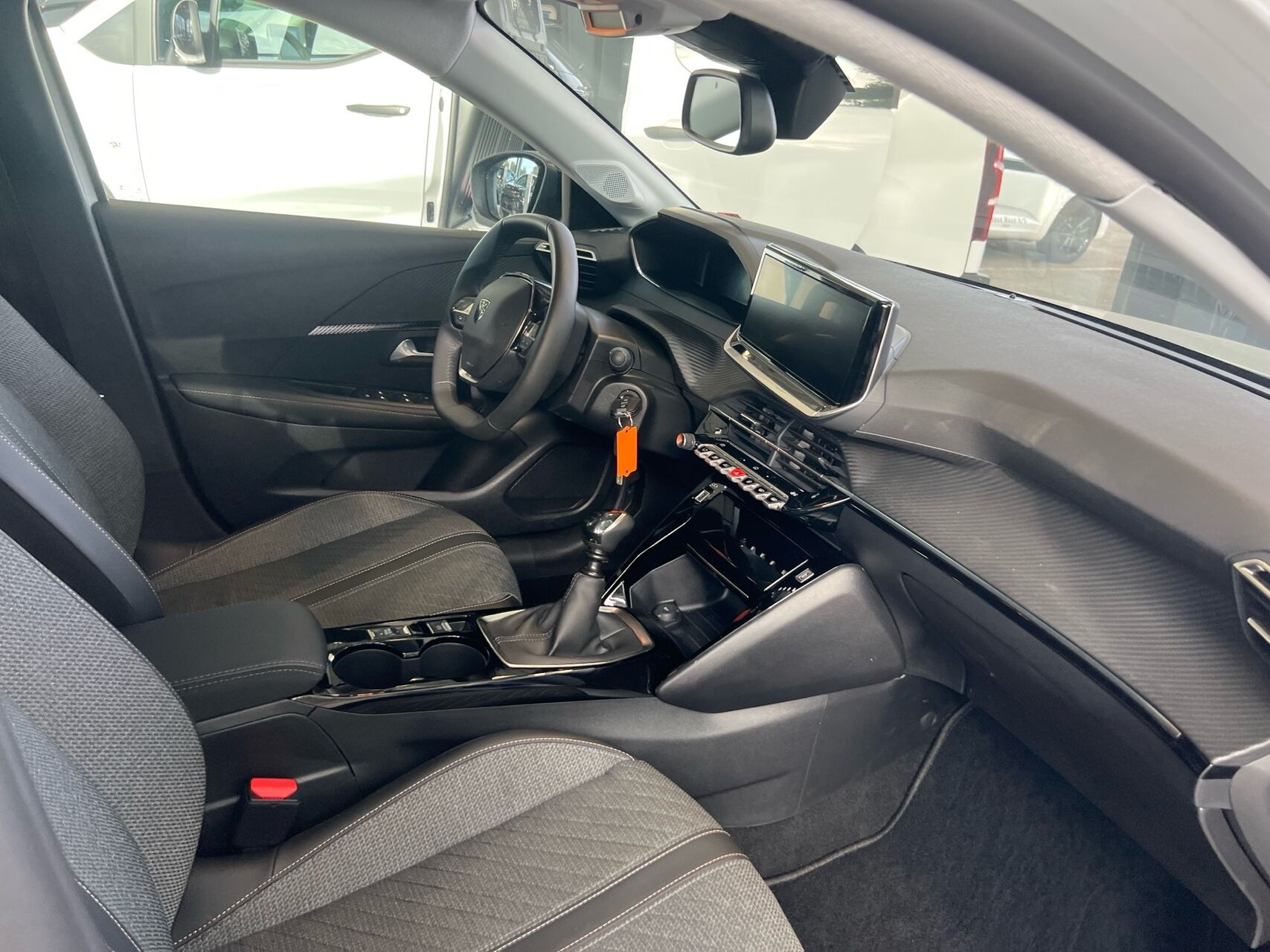 Hvid Peugeot 208 fra 2025