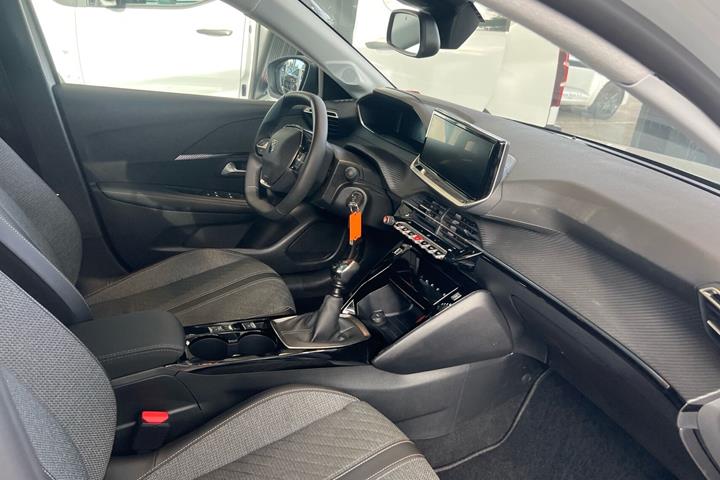 Hvid Peugeot 208 fra 2025
