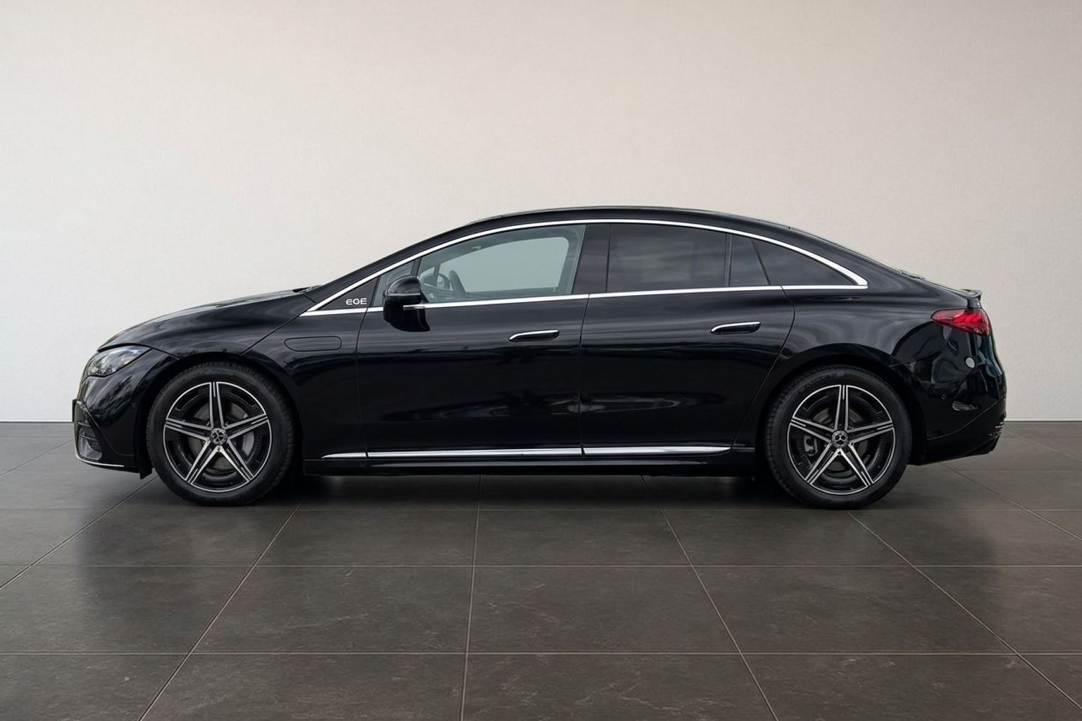 Sort Mercedes EQE350+ fra 2024