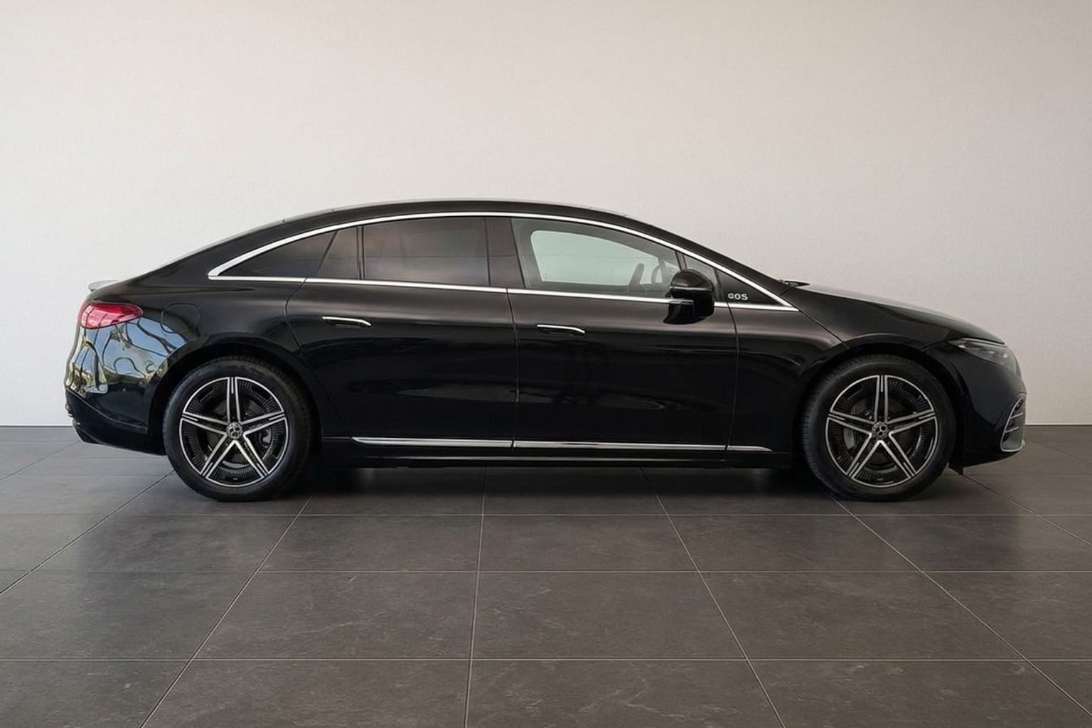 Sort Mercedes EQE350+ fra 2024