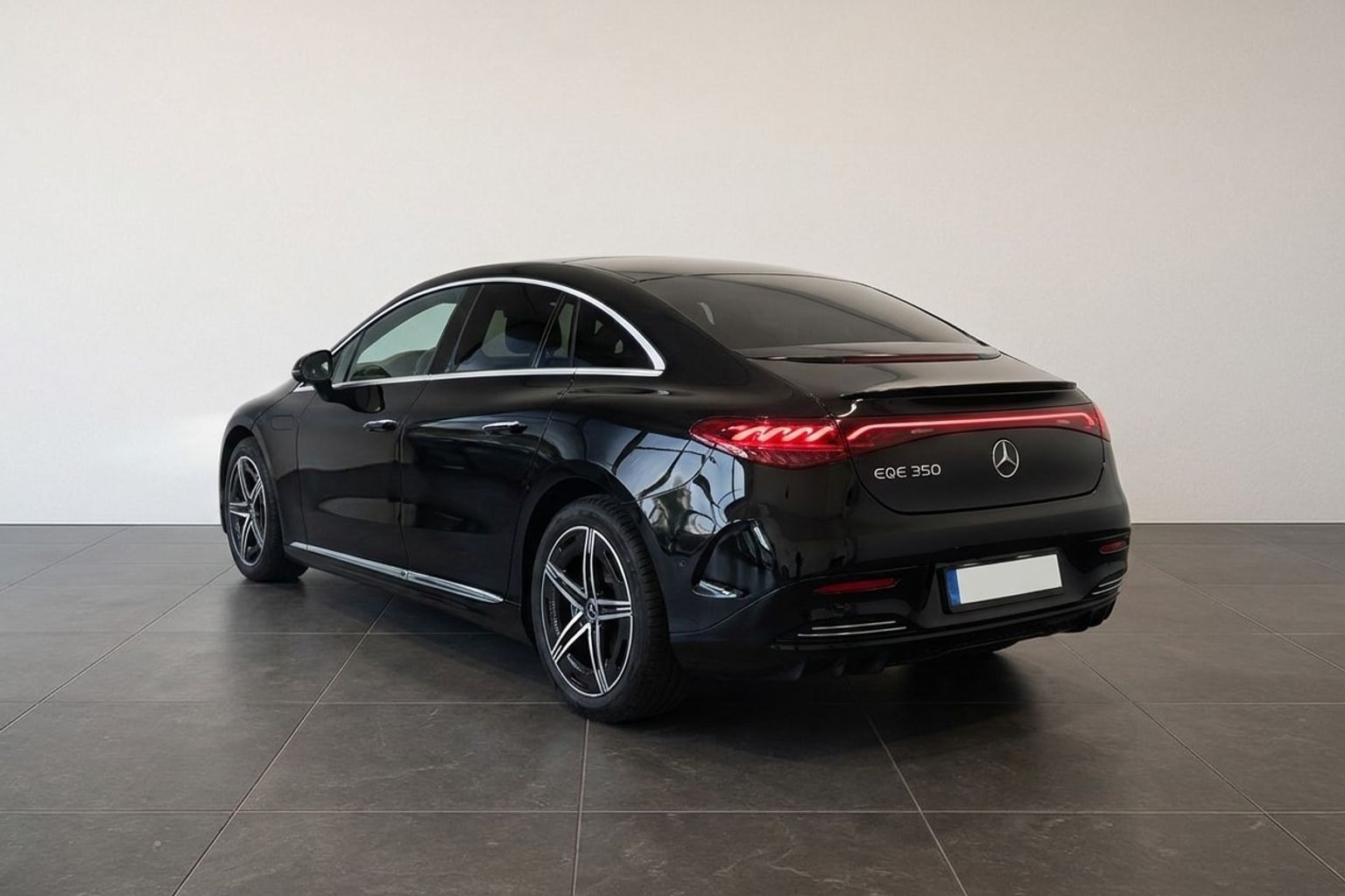Sort Mercedes EQE350+ fra 2024